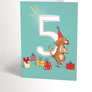 CARTE DE SOUHAIT avec une illustration de chien pour le cinquième anniversaire d'un enfant, carte 5 ans avec chiffre, chien et cadeaux