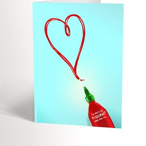 CARTE DE SOUHAIT avec une illustration de bouteille de Sriracha avec une forme de coeur, carte d'anniversaire parfaite pour les amoureux