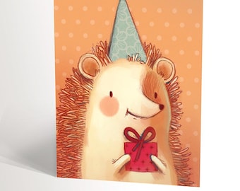 CARTE DE SOUHAIT avec une illustration d'un joli hérisson coiffé d'un petit chapeau de fête bleu qui tient un cadeau entre ses pattes