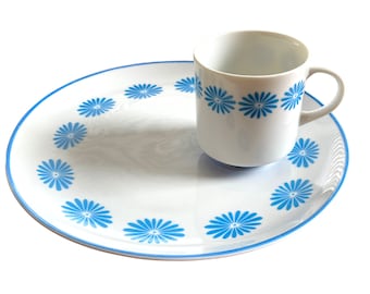 RARE Vintage Luncheon Plates Snack Sets with Cups, Flower Power Daisy - Set of SIX (6) | Retro 50s 60s 70s