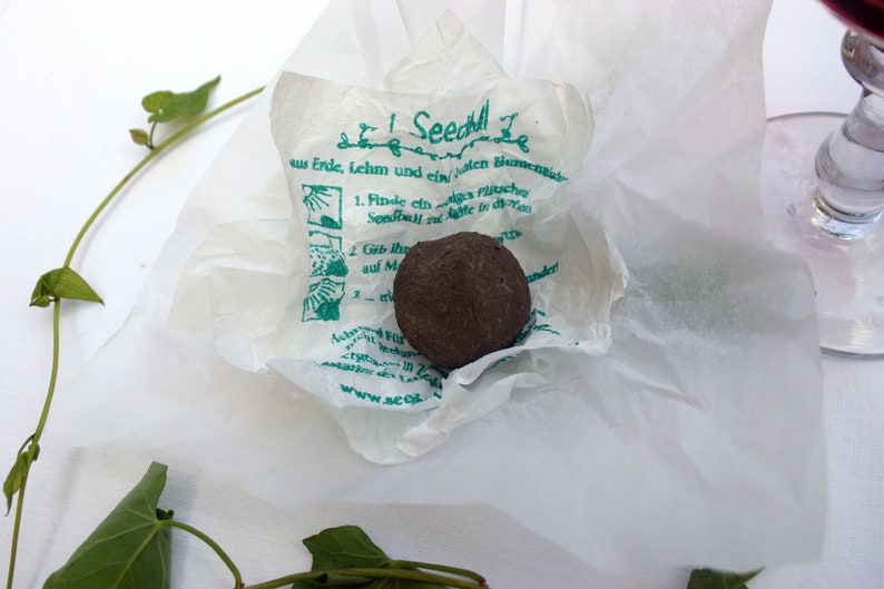 Überraschungs-Seedball, liebevoll verpackte Samenkugel in einer Pappmacheedose mit Organzaschleife, Bild 4