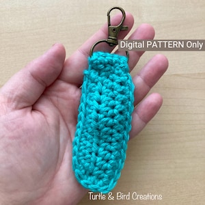 Könnte beinhalten: Ein türkisfarbener gehäkelter Schlüsselanhänger mit einem Metallverschluss. Der Schlüsselanhänger hat die Form einer kleinen Tasche oder eines Beutels. Der Text "Digital PATTERN Only" ist auf dem Bild zu sehen.