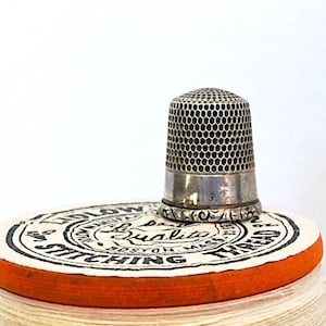 Vintage 1910 Sterling Silver Thimble, Honeycomb Floral detail, Stern Brothers, Size 6