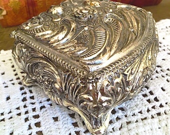1050 Jewelry Designs: Antique, Primitive, Classic, Modern