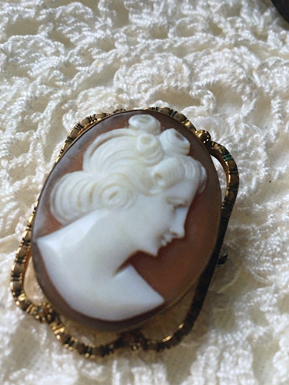 Vintage Cameo Brooch, 10K Gold carved shell Penda… - image 4