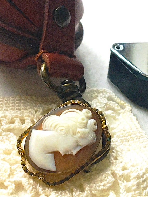 Vintage Cameo Brooch, 10K Gold carved shell Penda… - image 5