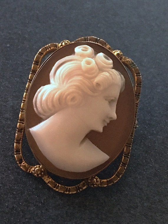 Vintage Cameo Brooch, 10K Gold carved shell Penda… - image 10