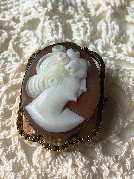 Vintage Cameo Brooch, 10K Gold carved shell Penda… - image 2