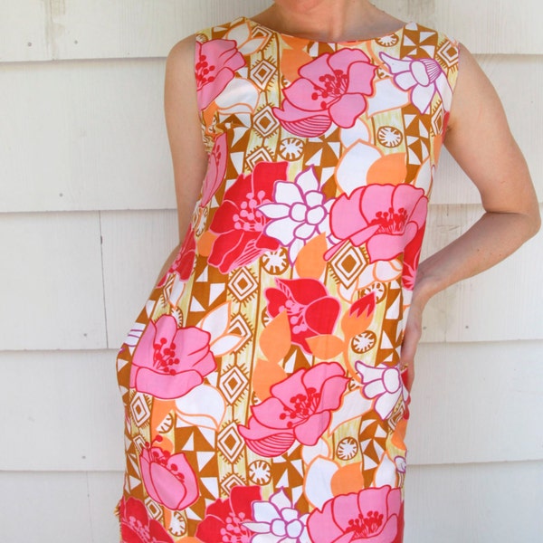 SALE Vintage 1960s dress. Made in Hawaii cotton day dress. Scooter dress. Mad Men. Colorful floral. Aloha Baby. Size S.