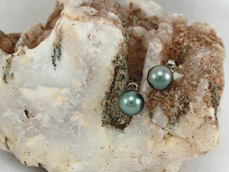 Black Tahitian Saltwater pearl  earrings with Sterling silver