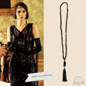 Puede incluir: Collar negro con borla con cuentas negras y una borla negra. El collar mide aproximadamente 150 cm de largo.