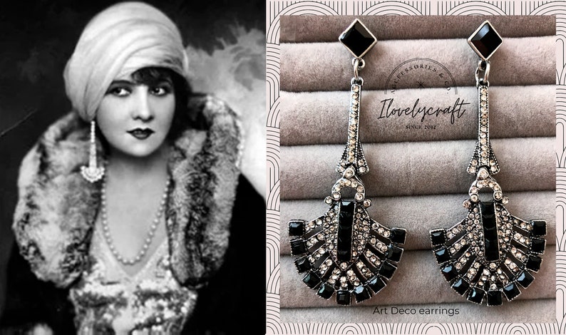 Puede incluir: Un par de pendientes largos de plata Art Deco con diamantes de imitaci&oacute;n negros y transparentes. Los pendientes cuelgan de una caja negra con el texto "I love lycraft since 2016" en ella.