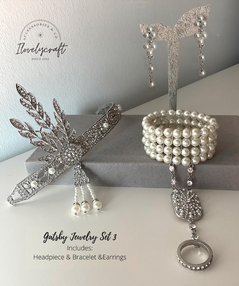 K&ouml;nnte beinhalten: Gatsby Schmuck Set 3 beinhaltet ein silbernes Stirnband mit Perlenakzenten, ein Perlenarmband und ein Paar Perlenohrringe.