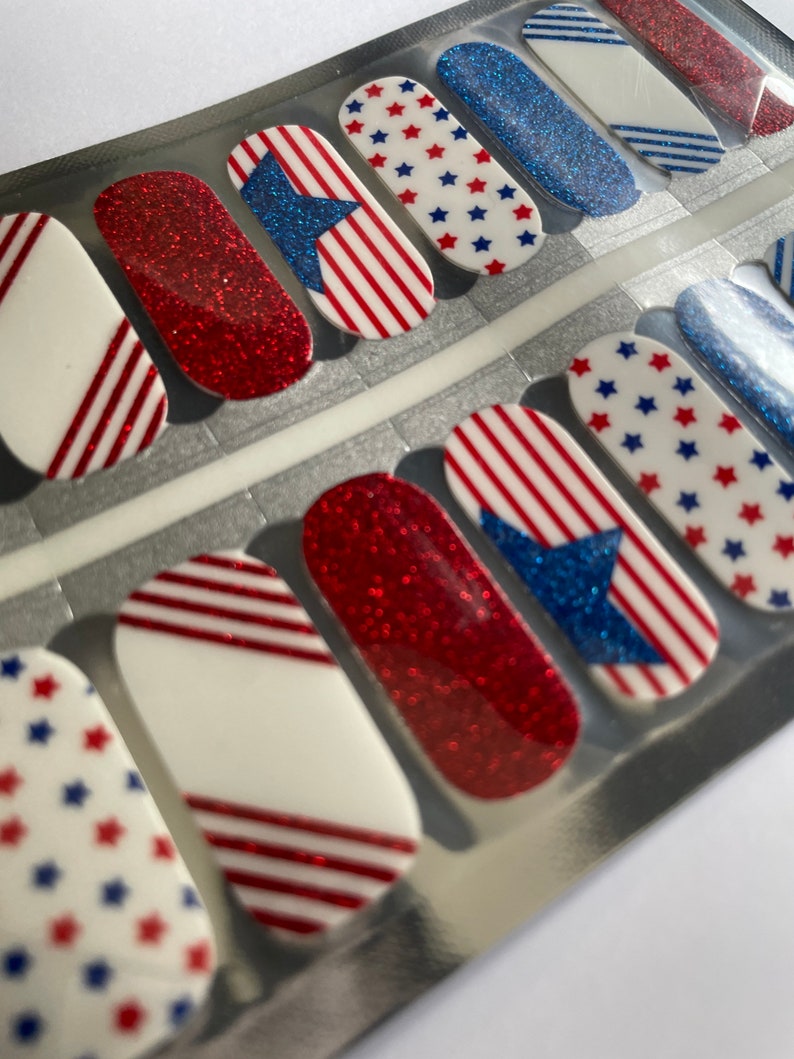 Patriotiska nagelremsor – 4 juli, Stars & Stripes nagelinpackningar bild 2