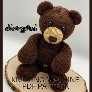 Op de afbeelding: Breipatroon voor een bruine teddybeer met zwarte ogen en een bruine neus. Het patroon is beschikbaar als PDF-download. @hleinspired
