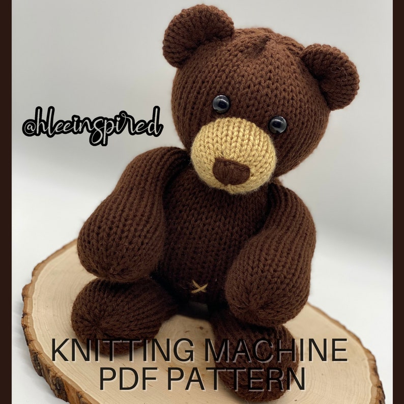 Op de afbeelding: Breipatroon voor een bruine teddybeer met zwarte ogen en een bruine neus. Het patroon is beschikbaar als PDF-download. @hleinspired