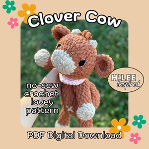 Könnte beinhalten: Ein Häkelmuster für eine braune und weiße Kuh mit einem rosa Halsband. Das Muster heißt "Clover Cow" und ist ein Häkelmuster ohne Nähen. Das Muster ist als PDF-Digitaldownload erhältlich. Der Text "H'LEE Inspired" ist ebenfalls auf dem Bild zu sehen.