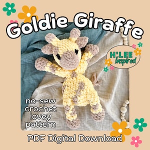 Può includere: Un giocattolo a forma di giraffa all'uncinetto fatto a mano nei toni del giallo e del marrone, con la scritta "Goldie Giraffe" in alto. L'immagine include anche il testo "no-sew crochet lovey pattern" e "PDF Digital Download".