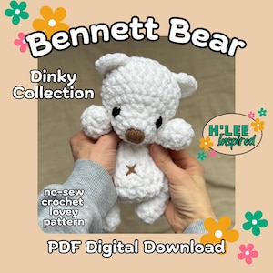 Könnte beinhalten: Weißer gehäkelter Teddybär mit brauner Nase und schwarzen Augen. Der Bär wird von Händen gehalten. Der Text "Bennett Bear Dinky Collection" befindet sich oben im Bild. Der Text "no-sew crochet lovey pattern" befindet sich unten links im Bild. Der Text "H'LEE Inspired" befindet sich oben rechts im Bild. Der Text "PDF Digital Download" befindet sich unten in der Mitte des Bildes.
