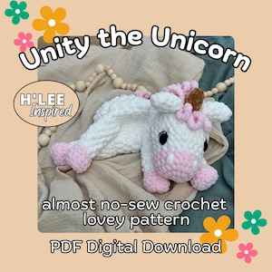 Könnte beinhalten: Ein Häkelmuster für ein weißes Einhorn mit rosa Akzenten. Das Muster heißt "Unity the Unicorn" und wird als "fast nähfreies Häkel-Liebesmuster" beschrieben. Das Muster ist als PDF-Download erhältlich.