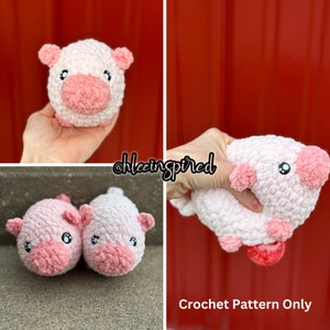 Könnte beinhalten: Häkelanleitung für ein rosa-weißes Schweinchen-Amigurumi. Das Schweinchen ist aus weichem Garn gefertigt und hat ein süßes, rundes Gesicht. Die Anleitung ist zum Kauf erhältlich.