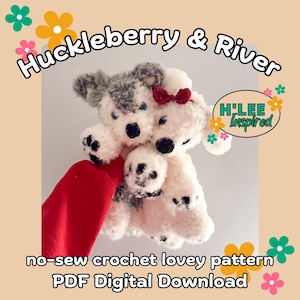 Può includere: Due bambole lovey all'uncinetto, una grigia e bianca, l'altra bianca con un fiocco rosso, sono tenute su uno sfondo chiaro. Il testo include "Huckleberry & River", "H'LEE Inspired" e "no-sew crochet lovey pattern PDF Digital Download."