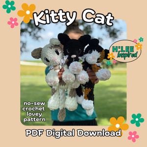 Puede incluir: Tres gatos de crochet hechos a mano en blanco, negro y patrones calicó. La imagen incluye el texto "Kitty Cat", "H'Lee Inspired" y "no-sew crochet lovey pattern PDF Digital Download".