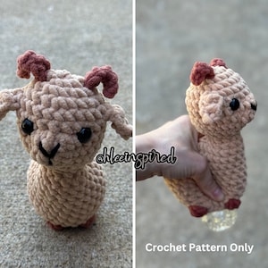 Op de afbeelding: Een gehaakt amigurumi-speelgoed in de vorm van een geit met een lichtbruin lichaam, roze oren en zwarte ogen. Het speelgoed wordt vanuit twee hoeken getoond, één met de geit rechtopstaand en de andere met de geit die in een hand wordt geknepen. De tekst "@hlceinspired" en "Crochet Pattern Only" is zichtbaar in de afbeelding.