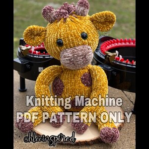 Op de afbeelding: Breipatroon voor een pluche gele en bruine giraffenknuffel. Het patroon is beschikbaar als PDF-download. De tekst "Knitting Machine PDF Pattern Only" en "@hleeinspired" zijn zichtbaar in de afbeelding.