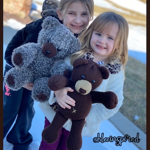 Puede incluir: Dos niñas pequeñas sostienen osos de peluche. Un oso es marrón y el otro es gris. Las niñas sonríen y miran a la cámara. La leyenda "@hleeinspired" es visible en la esquina inferior derecha de la imagen.