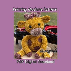 Op de afbeelding: Breipatroon voor een pluche giraffen speelgoed in bruin en geel met bruine vlekken. Het patroon is een digitale PDF-download. De afbeelding toont het afgewerkte speelgoed op een houten oppervlak.