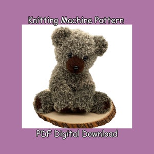 Op de afbeelding: Breimachinepatroon voor een grijze en bruine teddybeer die op een houten schijf zit. PDF digitale download.
