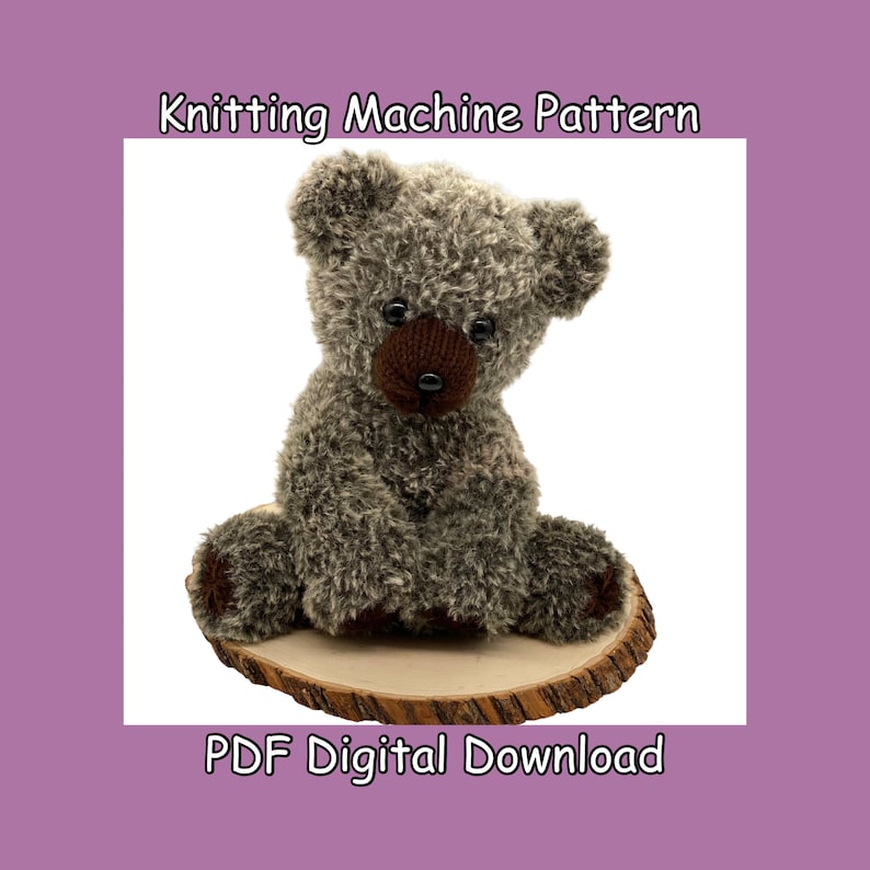 Op de afbeelding: Breimachinepatroon voor een grijze en bruine teddybeer die op een houten schijf zit. PDF digitale download.