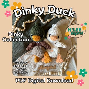 Könnte beinhalten: Zwei gehäkelte Enten-Plüschtiere, eine grün und braun, die andere weiß, die auf einem beigefarbenen Stoffhintergrund mit einer Holzperlenkette liegen. Der Text "Dinky Duck" befindet sich oben im Bild, und "Dinky Collection" befindet sich unter den Enten. Der Text "no-sew crochet lovey pattern" befindet sich unter den Enten. Der Text "PDF Digital Download" befindet sich unten im Bild.