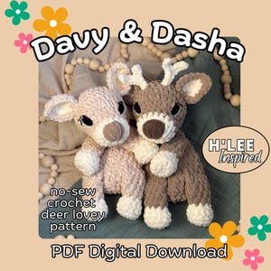 Könnte beinhalten: Ein Häkelmuster für zwei Hirsch-Kuscheltiere namens Davy und Dasha. Das Muster ist ein digitaler Download und ist nähfrei.