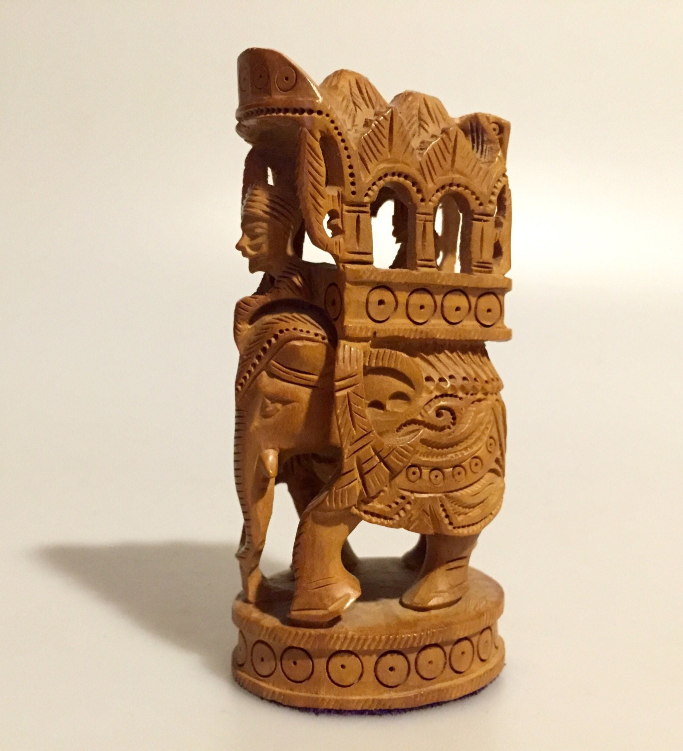 インド 白檀で作られた頭飾りをつけた象の彫刻 - Etsy 日本