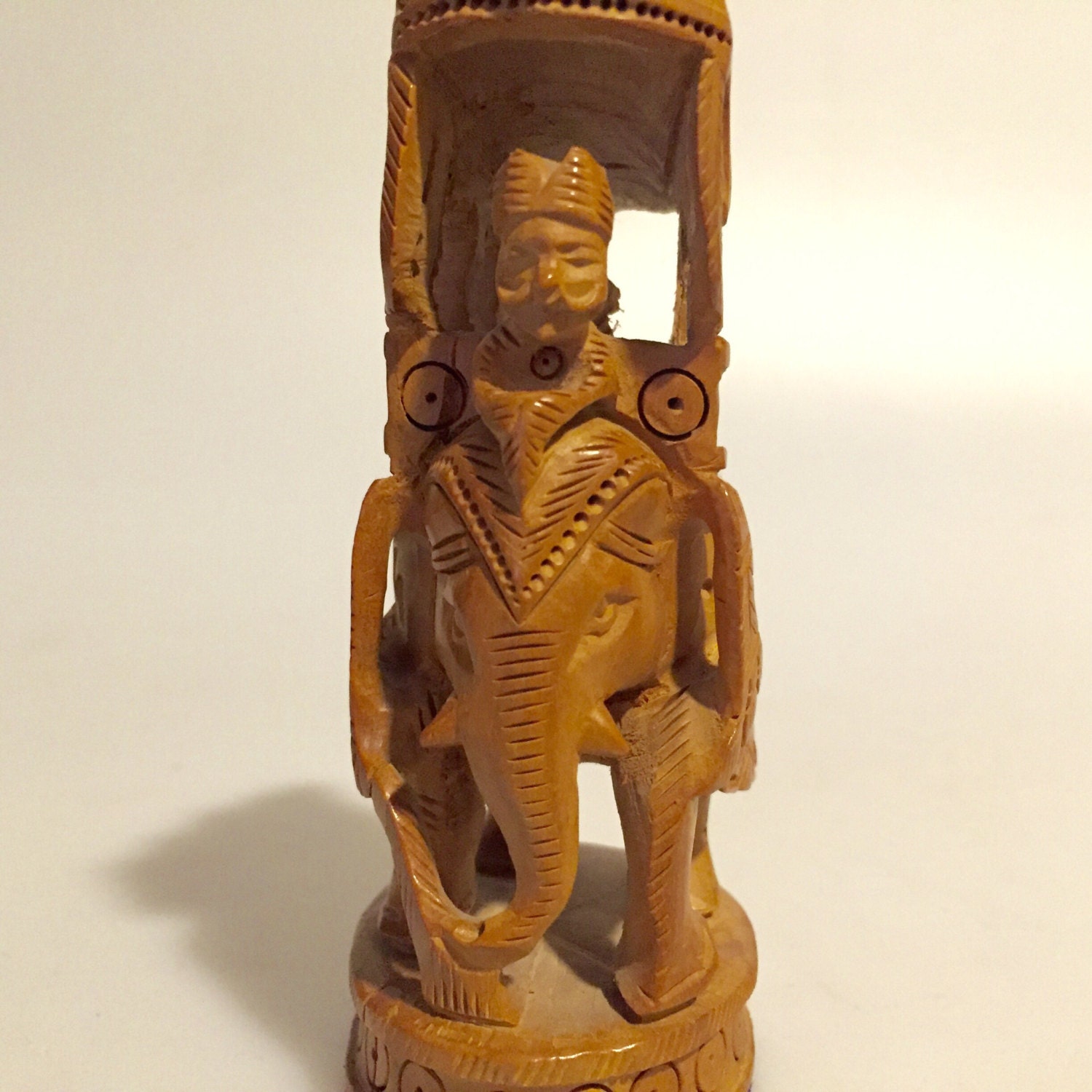 インド 白檀で作られた頭飾りをつけた象の彫刻 - Etsy 日本