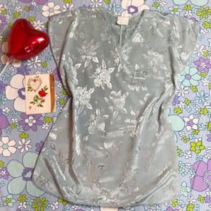 1980s vintage Bleu Polyester Brillant Rose Imprimé Chemise de Nuit avec Garniture en Dentelle Medium
