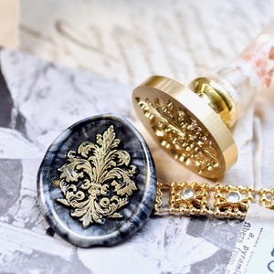 Fleur De Lis Giglio Iris Retro Flourish Decorativo Sigillo di Cera Ovale Timbro IV / Firma gratuita OOAK Lamina di Rame Manico in Resina / Backtozero B20