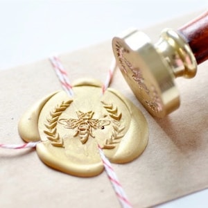 Bee Queen Wreath Wax Seal Stamp Backtozero image 1