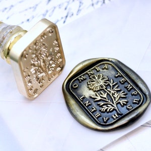 Daisy Latin Motto Message Patience Timbre de sceau de cire d'inspiration rétro antique | Poignée en résine de feuille d'or OOAK Signature gratuite | Retour à zéro B20