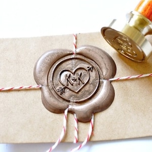 Iniziali personalizzate per matrimoni con timbro a cera di cuore e freccia / Backtozero