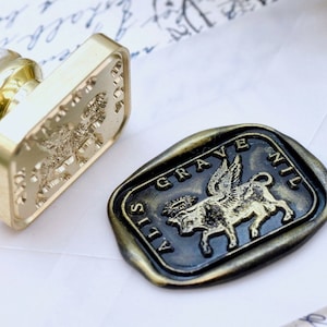 Détermination du message de la devise latine du boeuf ailé Timbre de sceau de cire d'inspiration antique | Poignée en résine de feuille d'or OOAK Signature gratuite | Retour à zéro B20