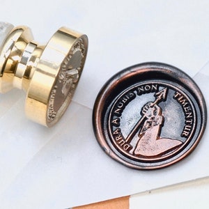 Flèche à main devise latine Message Courage Cachet de cire d'inspiration rétro antique | Manche en résine feuille de cuivre OOAK gratuit | Retour à zéro B20
