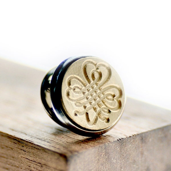 Shamrock Lucky Clover Signet Brooch Pin | Backtozero