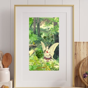 K&ouml;nnte beinhalten: Gerahmter Kunstdruck mit einer fantastischen Waldszene. Das Kunstwerk zeigt eine Fee mit gro&szlig;en Fl&uuml;geln, die einen roten Vogel h&auml;lt. Der Hintergrund zeigt einen gr&uuml;nen Wald mit einem gewundenen Pfad und einem gelben Vogel. Der Rahmen ist goldfarben.