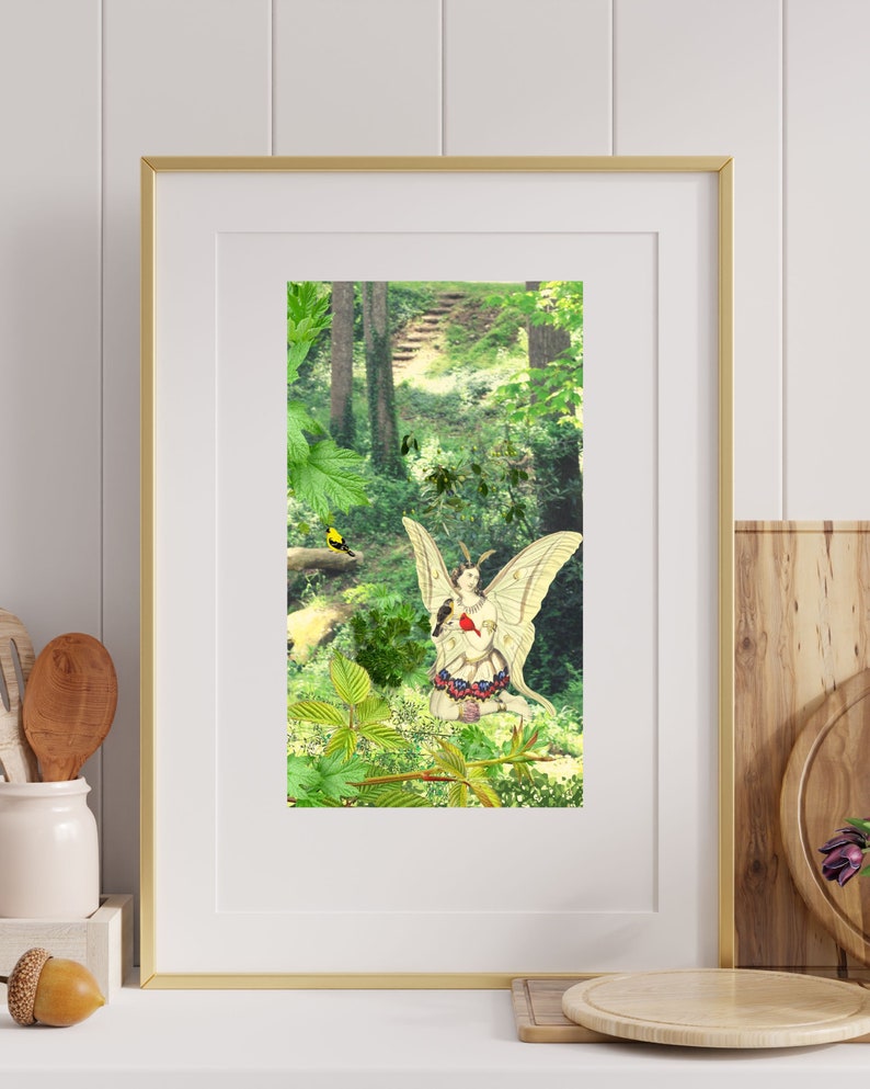 K&ouml;nnte beinhalten: Gerahmter Kunstdruck mit einer fantastischen Waldszene. Das Kunstwerk zeigt eine Fee mit gro&szlig;en Fl&uuml;geln, die einen roten Vogel h&auml;lt. Der Hintergrund zeigt einen gr&uuml;nen Wald mit einem gewundenen Pfad und einem gelben Vogel. Der Rahmen ist goldfarben.