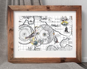 Könnte beinhalten: Eine Vintage-Weltkarte mit Kompass und Vogel-Illustration. Die Karte ist in einem braunen Holzrahmen gerahmt und hat einen weißen Hintergrund.