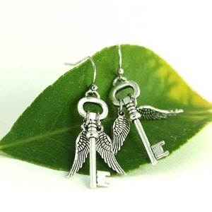 Fliegen Schlüssel Ohrringe, Skelett Schlüssel Schmuck, Magischer geflügelter Schlüssel Steampunk Viktorian Fantasy Märchen Popkultur Gothic skurril verzaubernd