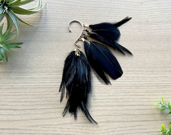 Envoltura de oreja de plumas, tono dorado, manguito de oreja con plumas, negro azabache, manguito de plumas, pendiente de plumas naturales, envoltura/manguito con cuentas, festival